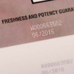 Этикетка с надписью «гарантия свежести и эффективности» с серийным номером и датой.