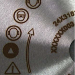 Per Laser auf Metall markierte Symbole und Seriennummer