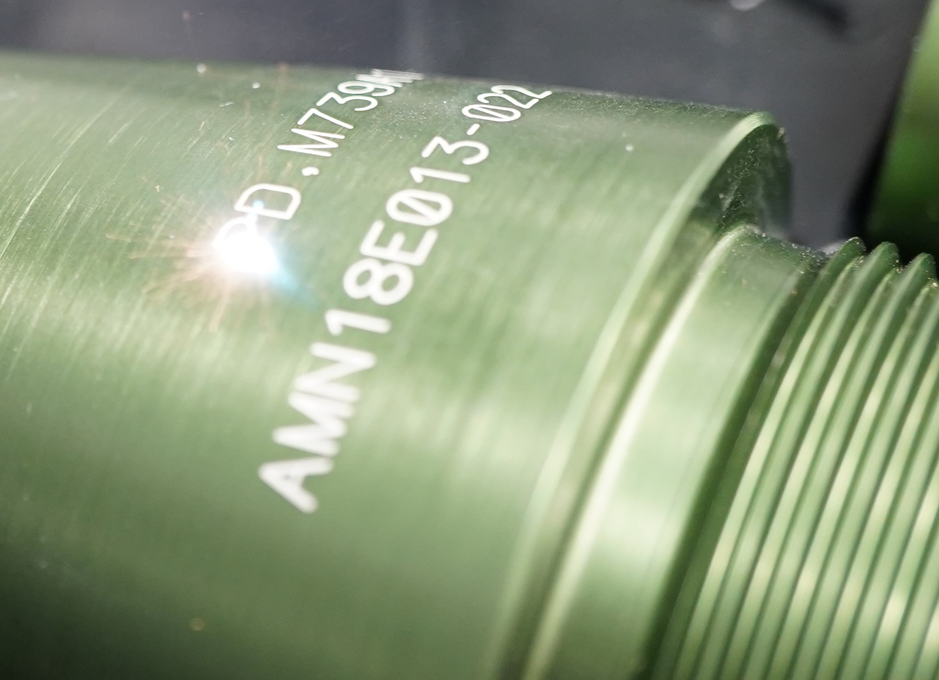Laserbeschriftung auf grünem Zylinder